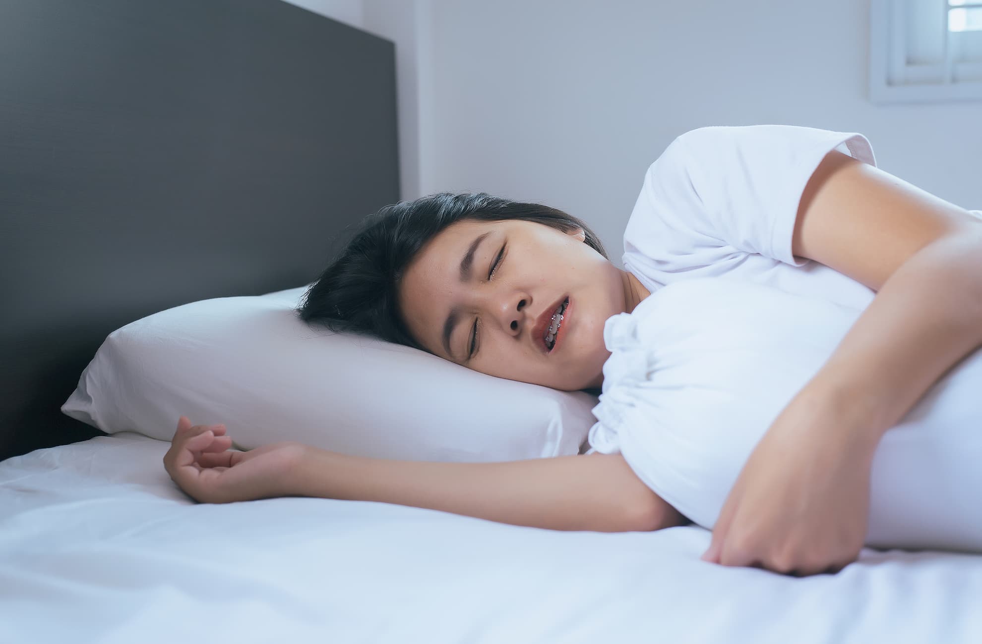 Women-Sleeping-On-The-Bed