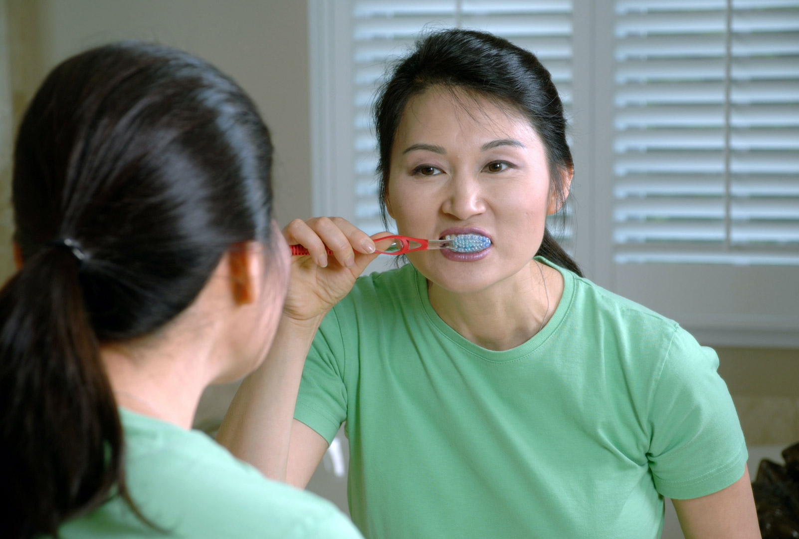 woman-brushing-her-teeth
